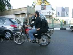 PICT7612 rodinka na mopedu.jpg